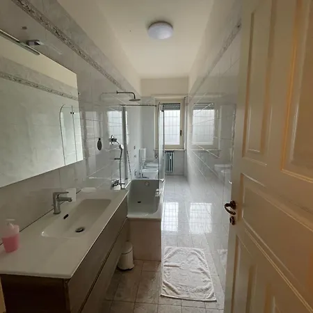 Daniela; E/o Lavoro Apartament Nichelino